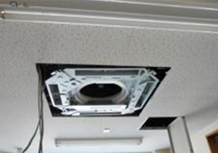 天井カセット型エアコン据付作業